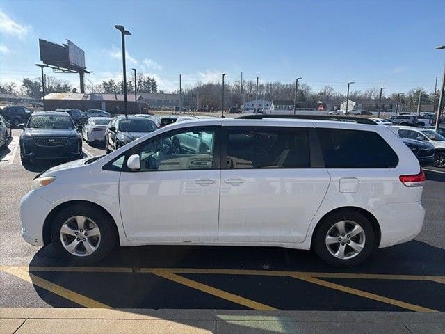 Used 2013 Toyota Sienna LE w/ Towing Pkg FWD image 3
