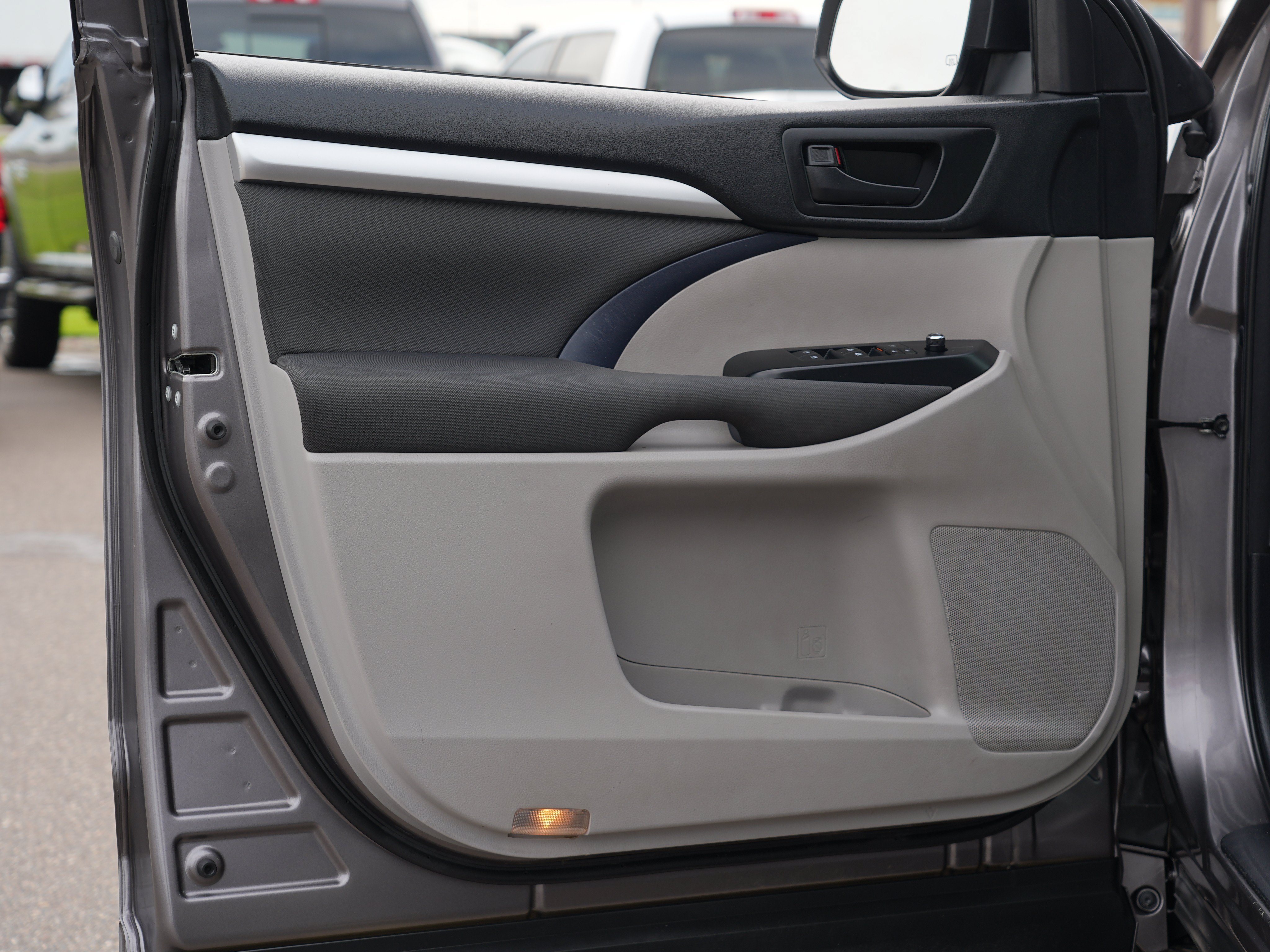 Used 2017 Toyota Highlander LE w/ Carpet Mat Package AWD/4WD image 14
