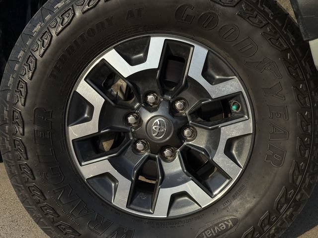 Used 2022 Toyota Tacoma TRD Off-Road AWD/4WD image 10