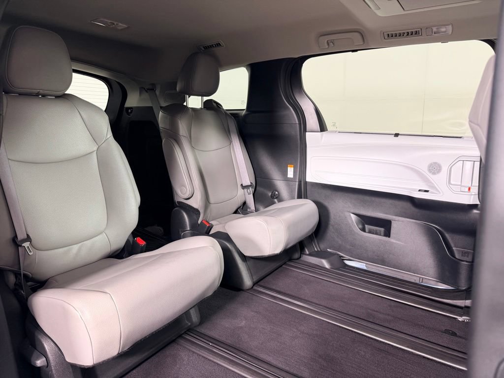 Used 2025 Toyota Sienna XLE w/ XLE Plus Package FWD image 28