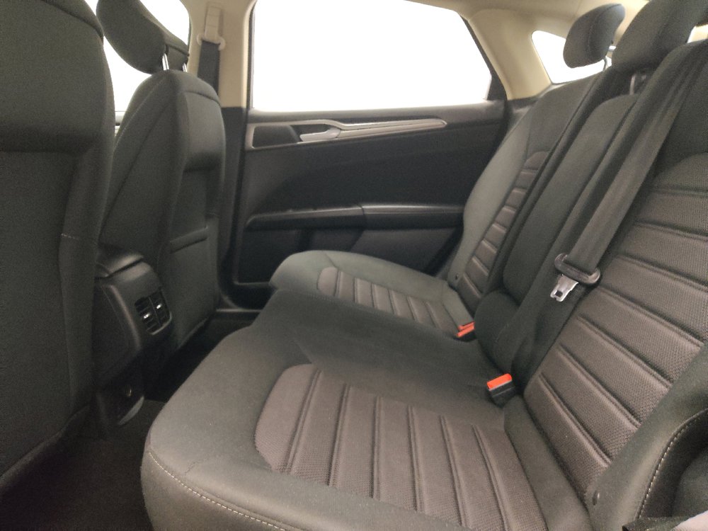 Used 2020 Ford Fusion SE FWD image 18