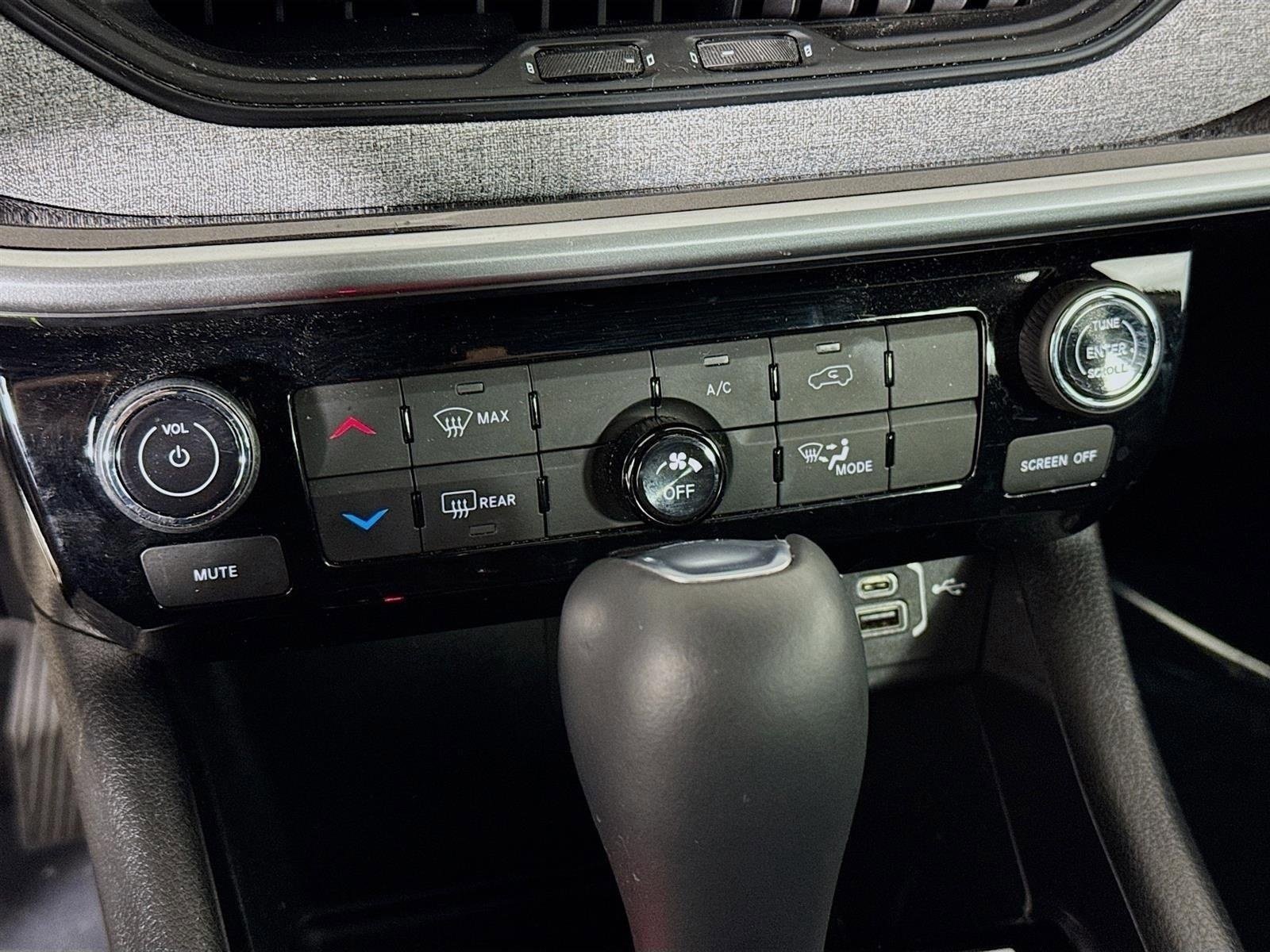 Used 2023 Jeep Compass Latitude image 17