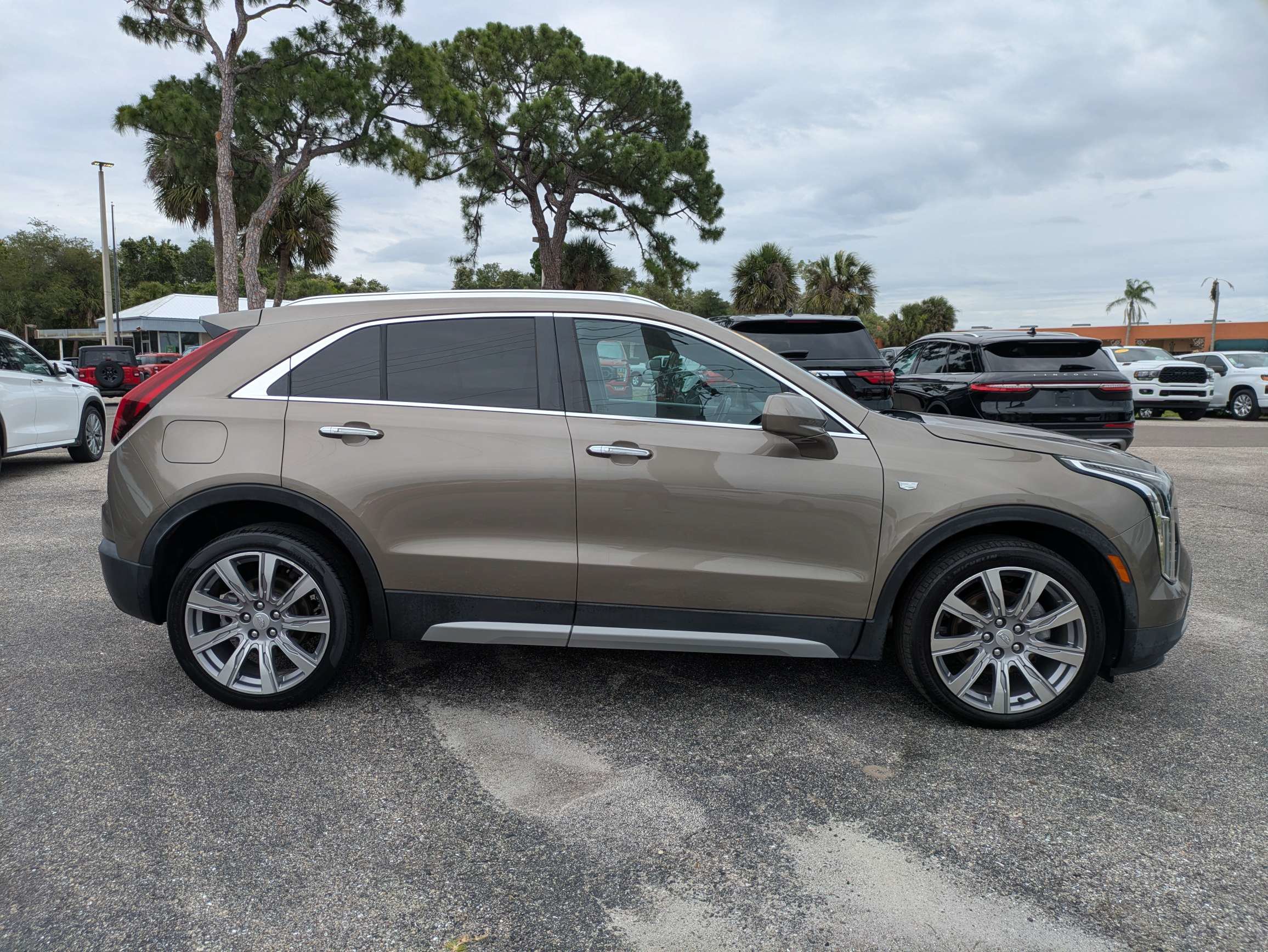 Used 2020 Cadillac XT4 Premium Luxury w/ Driver Assist Package FWD image 3