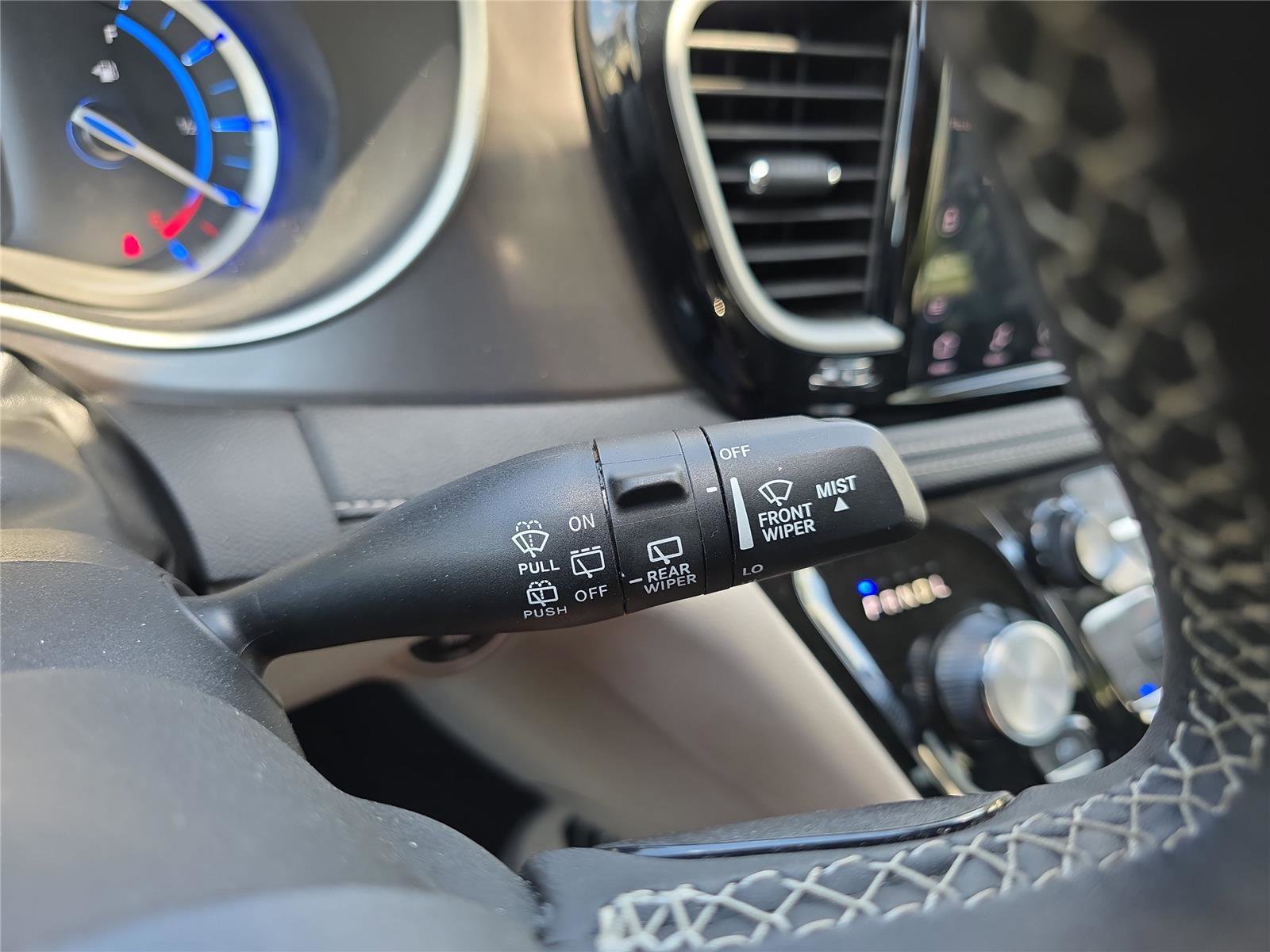 Used 2024 Chrysler Pacifica Select image 30