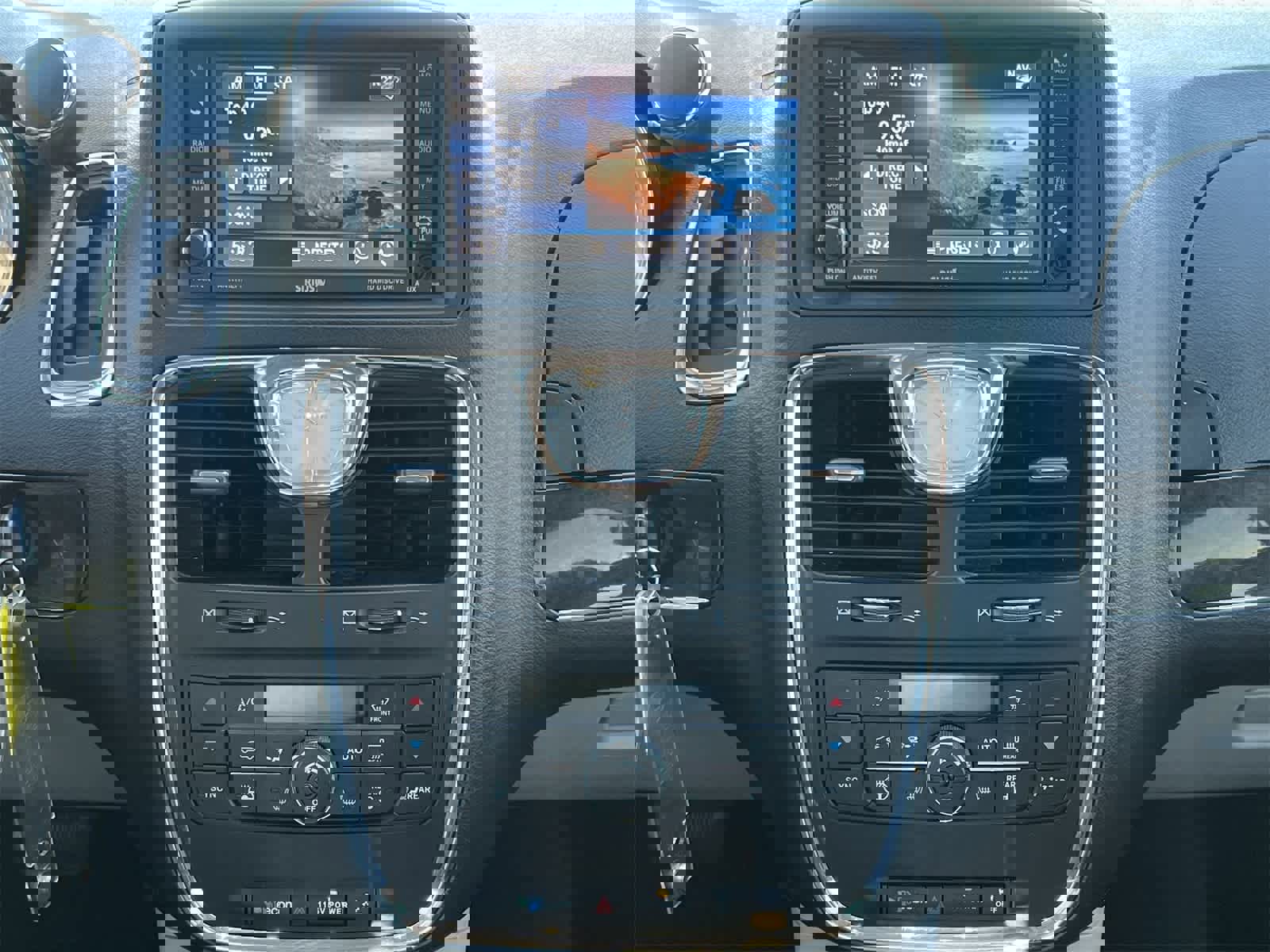 Used 2015 Chrysler Town & Country Touring-L w/ Driver Convenience Group image 25