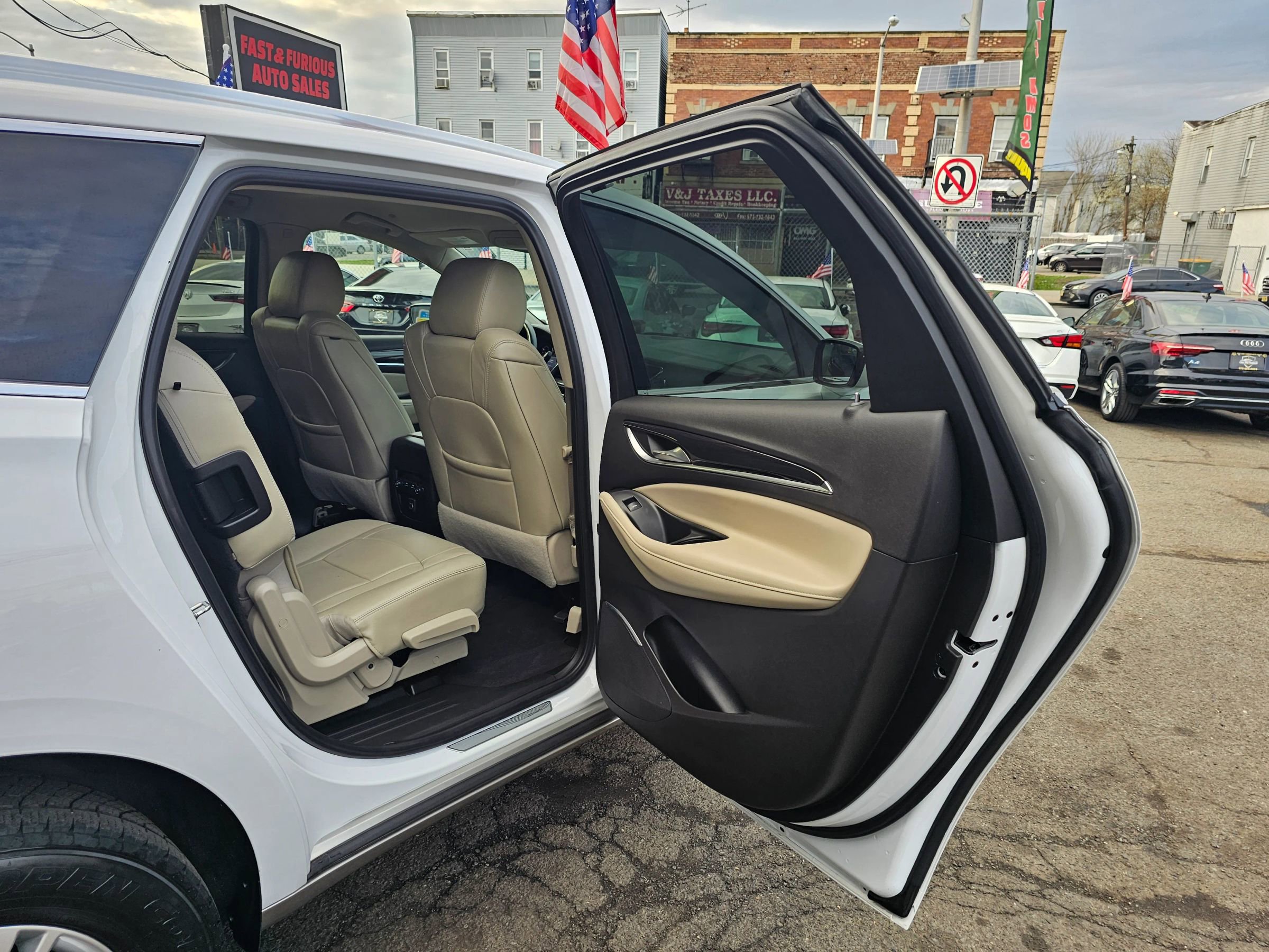 Used 2021 Buick Enclave Essence image 12