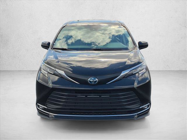 Used 2022 Toyota Sienna XLE FWD image 2
