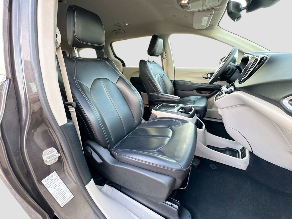 Used 2023 Chrysler Pacifica Touring-L FWD image 30