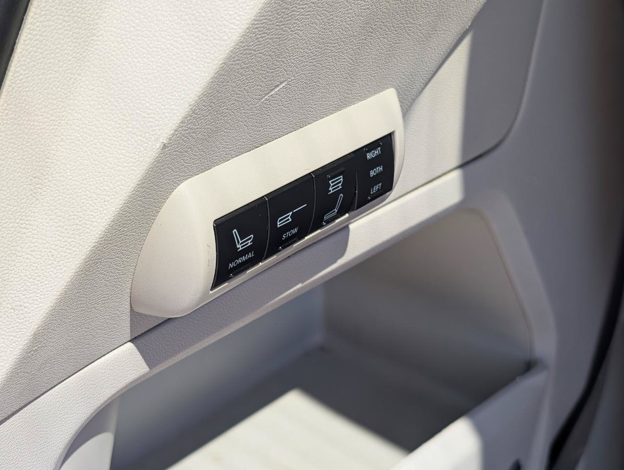 Used 2010 Volkswagen Routan SEL FWD image 10