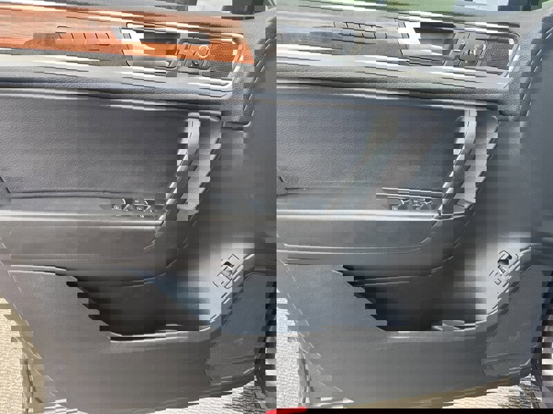 Used 2012 Volkswagen Touareg TDI image 26