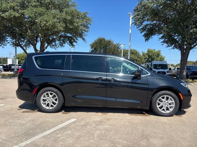 Used 2023 Chrysler Pacifica Touring-L FWD image 4