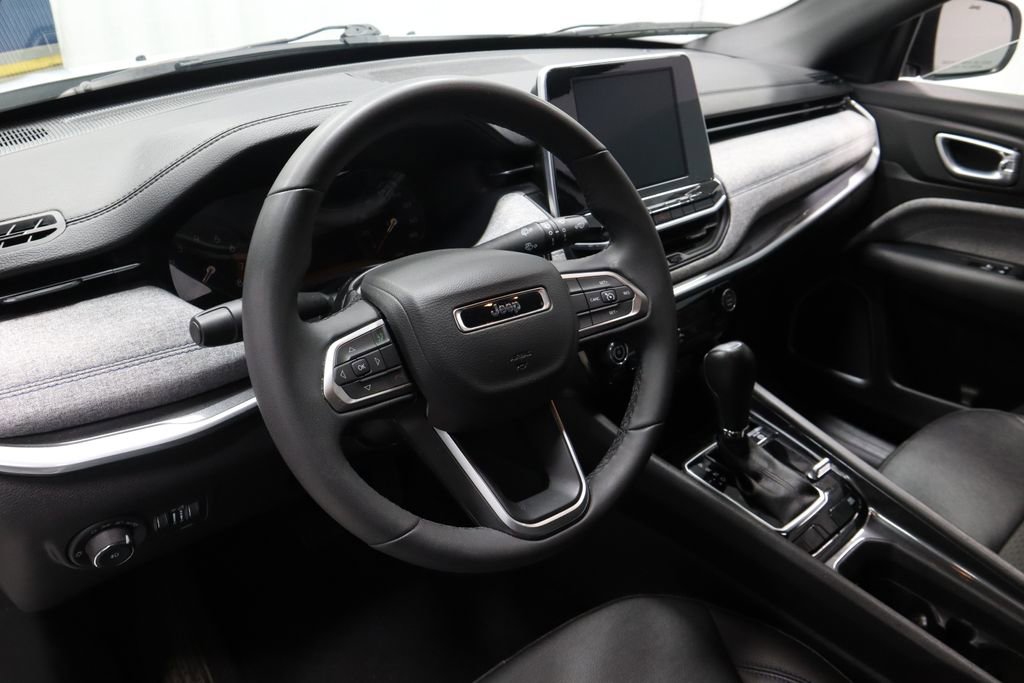 Used 2025 Jeep Compass Latitude AWD/4WD image 24