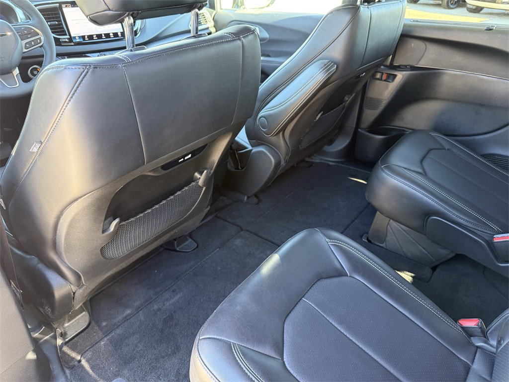 Used 2025 Chrysler Pacifica Select image 33