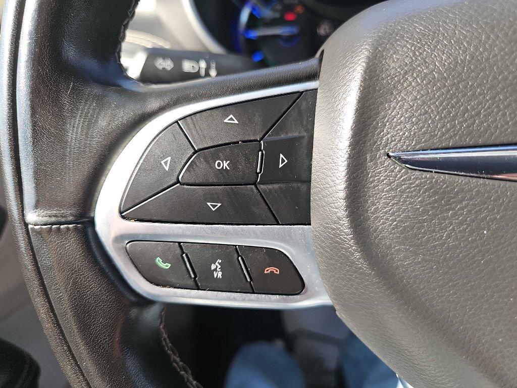 Used 2022 Chrysler Pacifica Touring-L w/ Uconnect Theater Family Group image 38