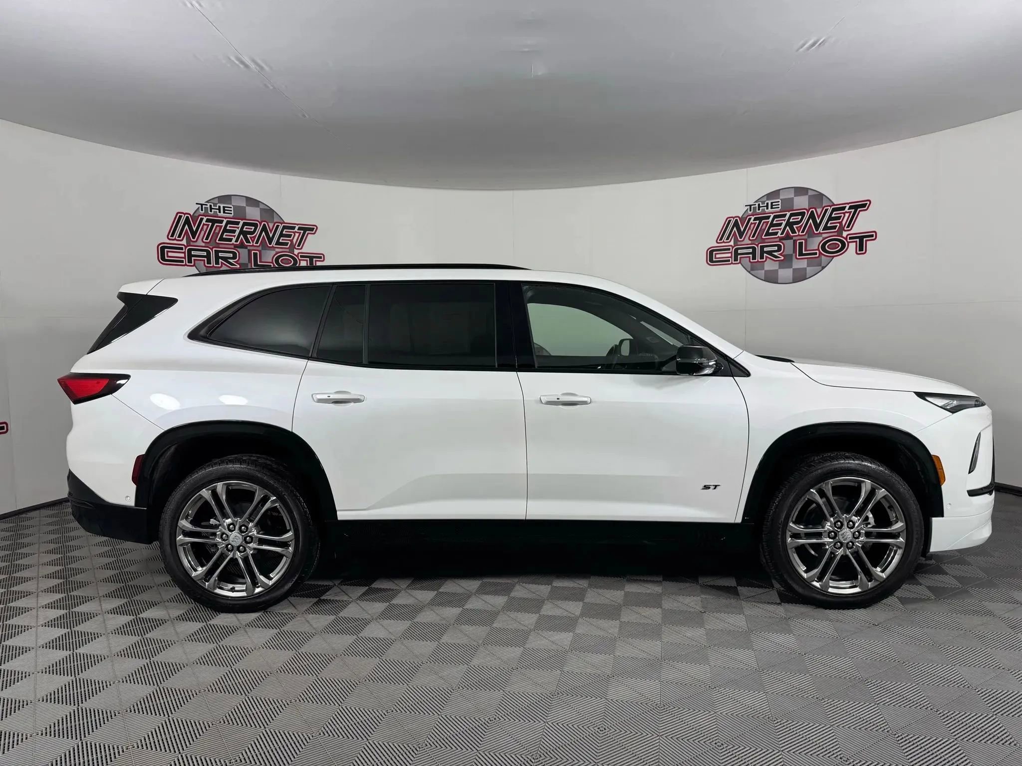 Used 2025 Buick Enclave Sport Touring w/ Super Cruise Package FWD image 3