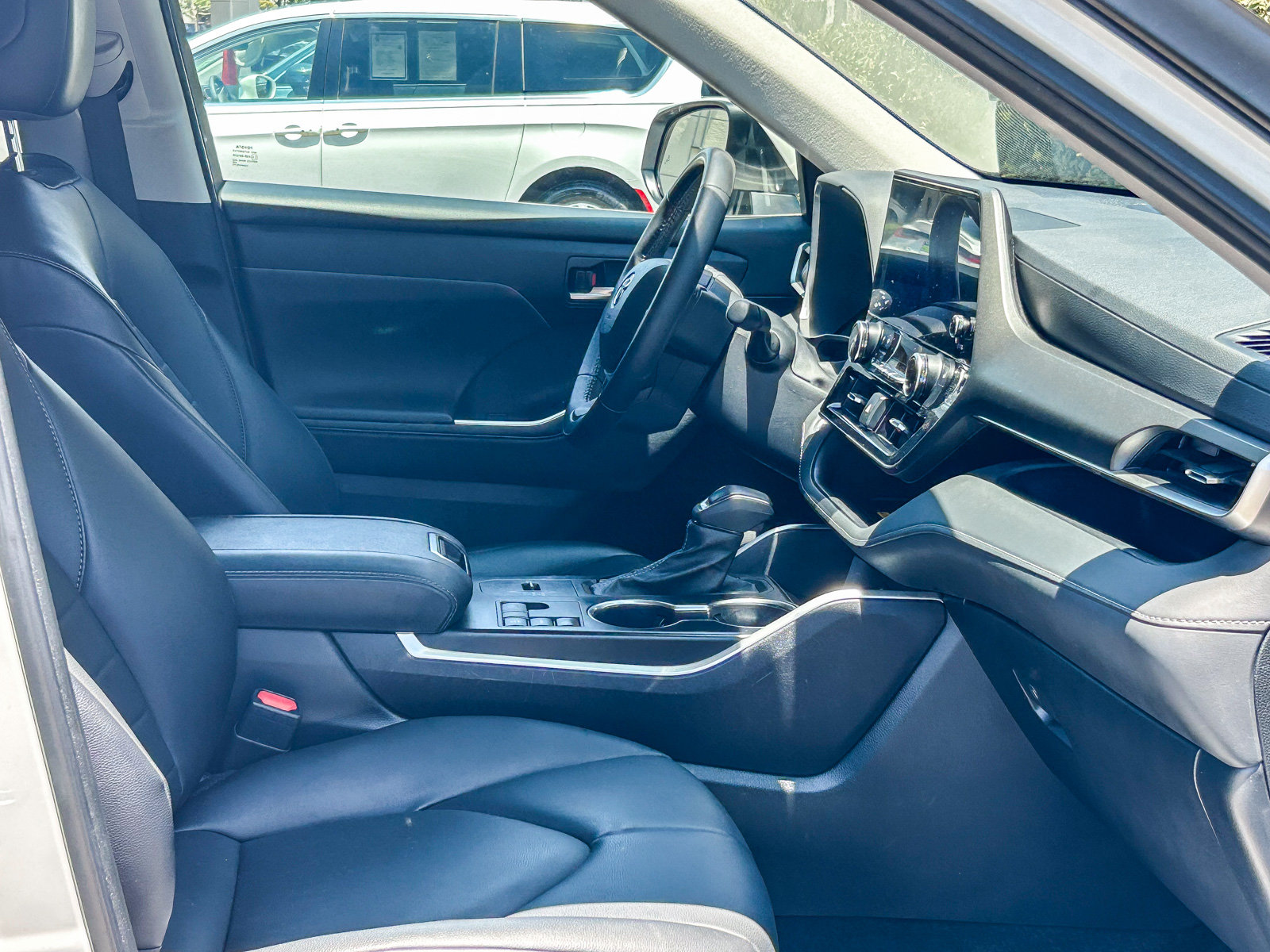 Used 2024 Toyota Highlander XLE FWD image 16