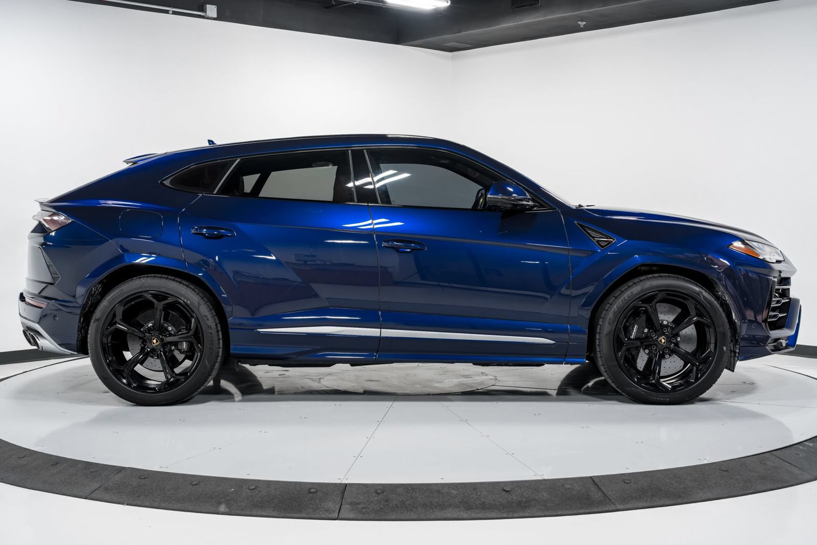Used 2021 Lamborghini Urus AWD/4WD image 2