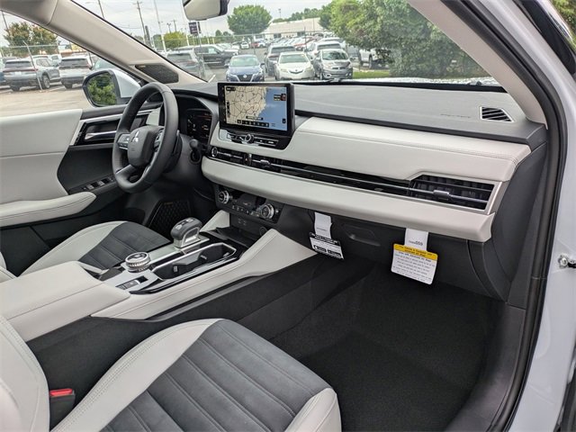 New 2025 Mitsubishi Outlander SE image 37