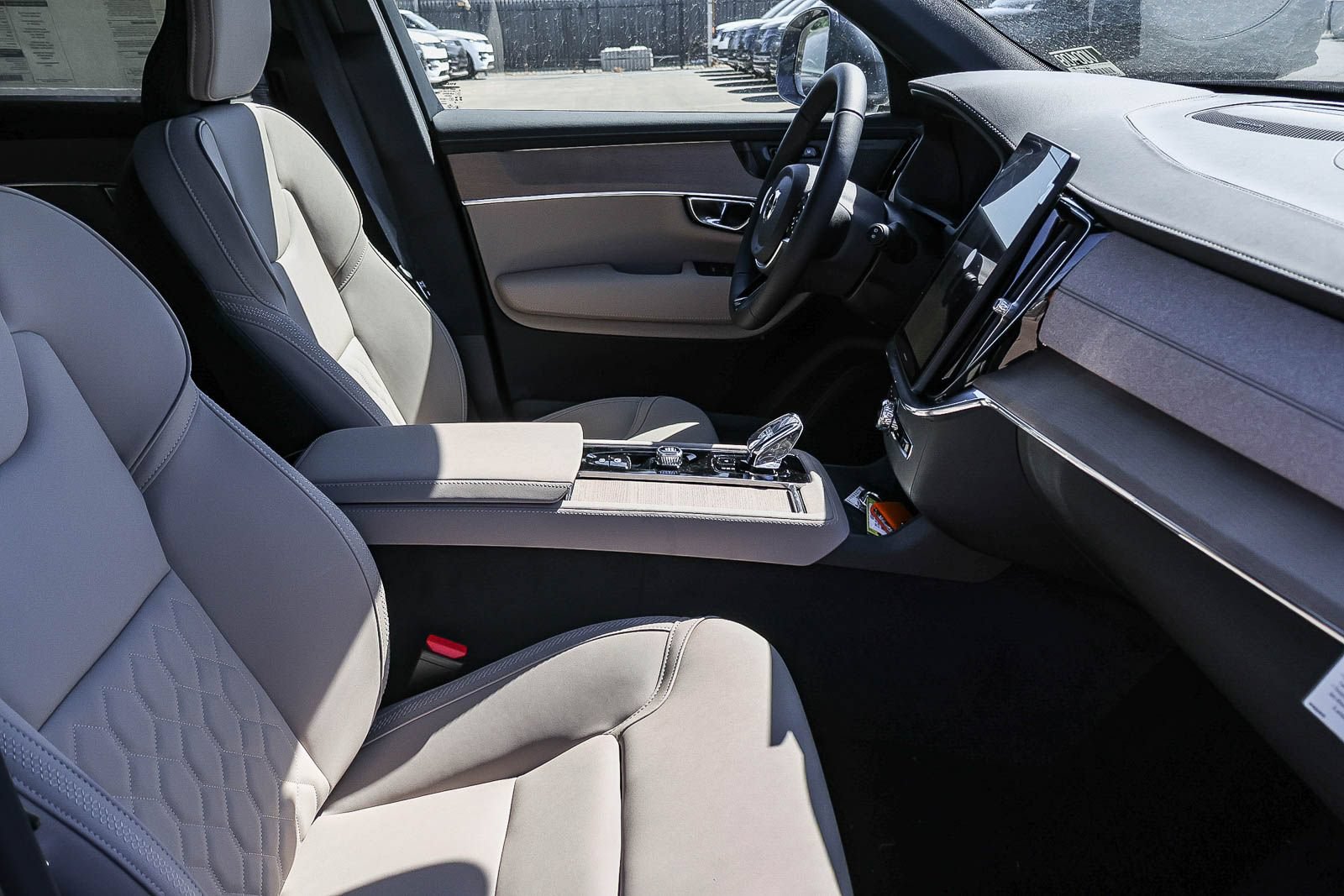 New 2026 Volvo XC90 T8 Plus w/ Protection Package Premier AWD/4WD image 16