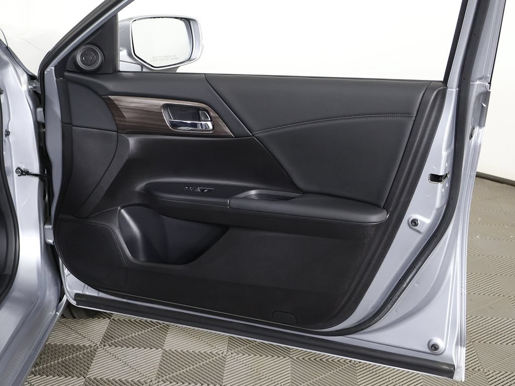 Used 2017 Honda Accord EX image 21