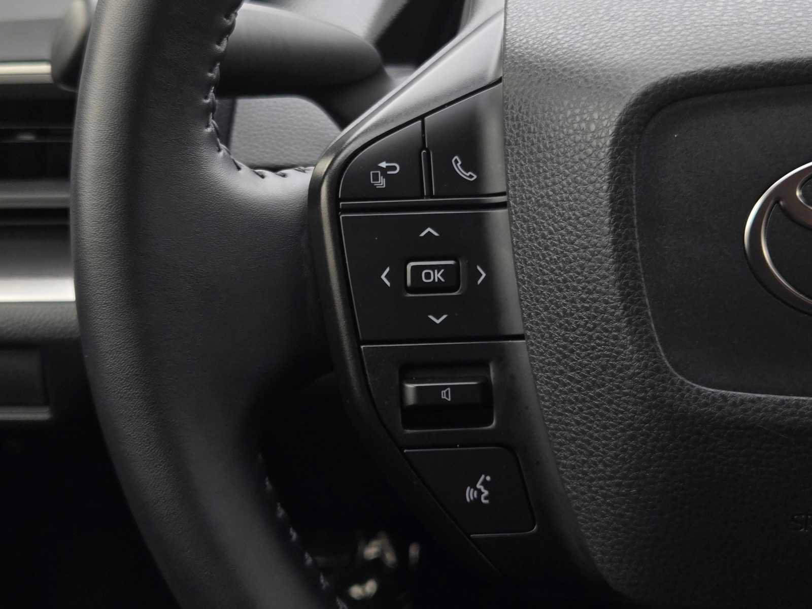 Certified 2025 Toyota Prius LE FWD image 20