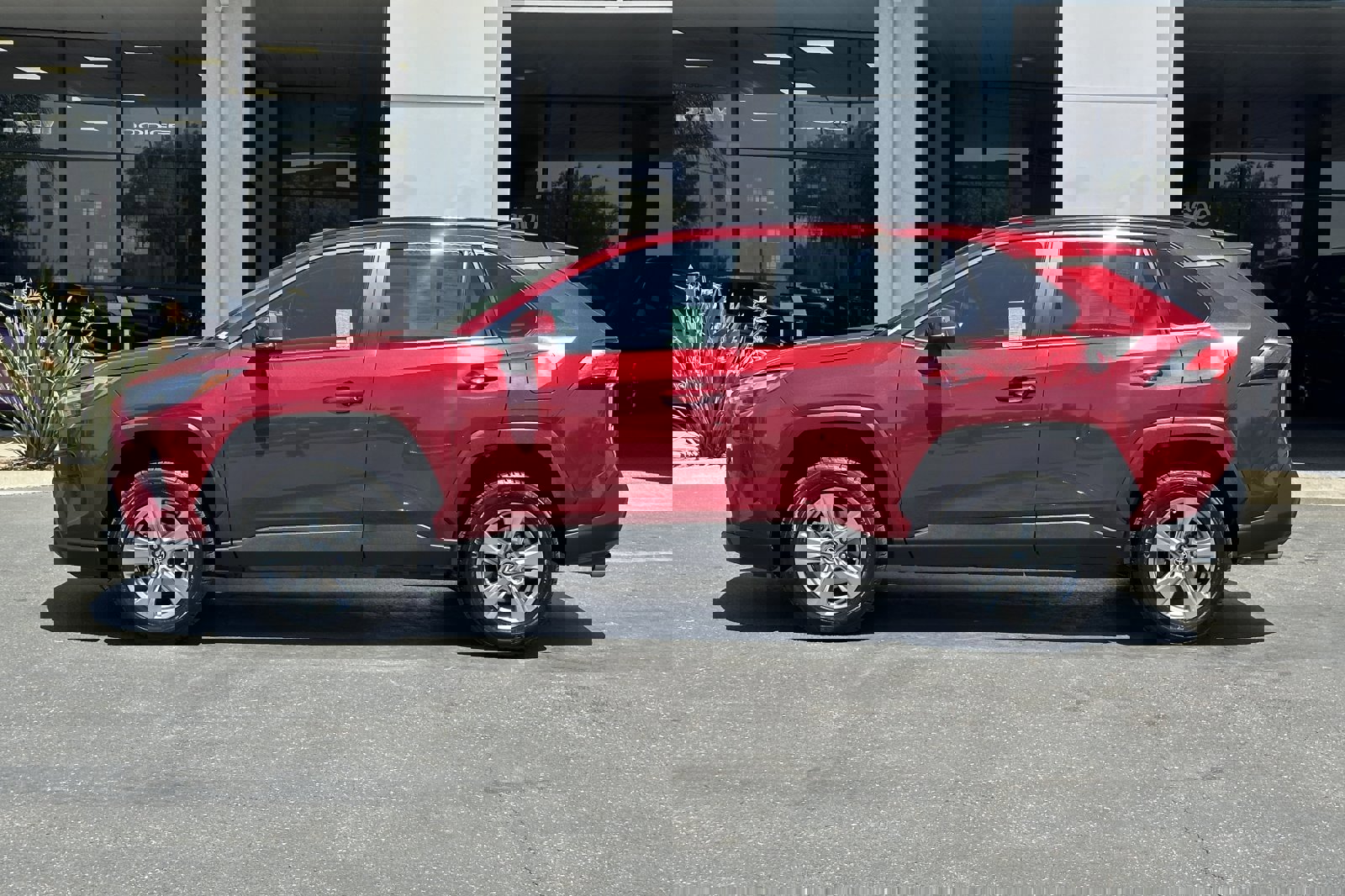 Used 2023 Toyota RAV4 XLE image 7