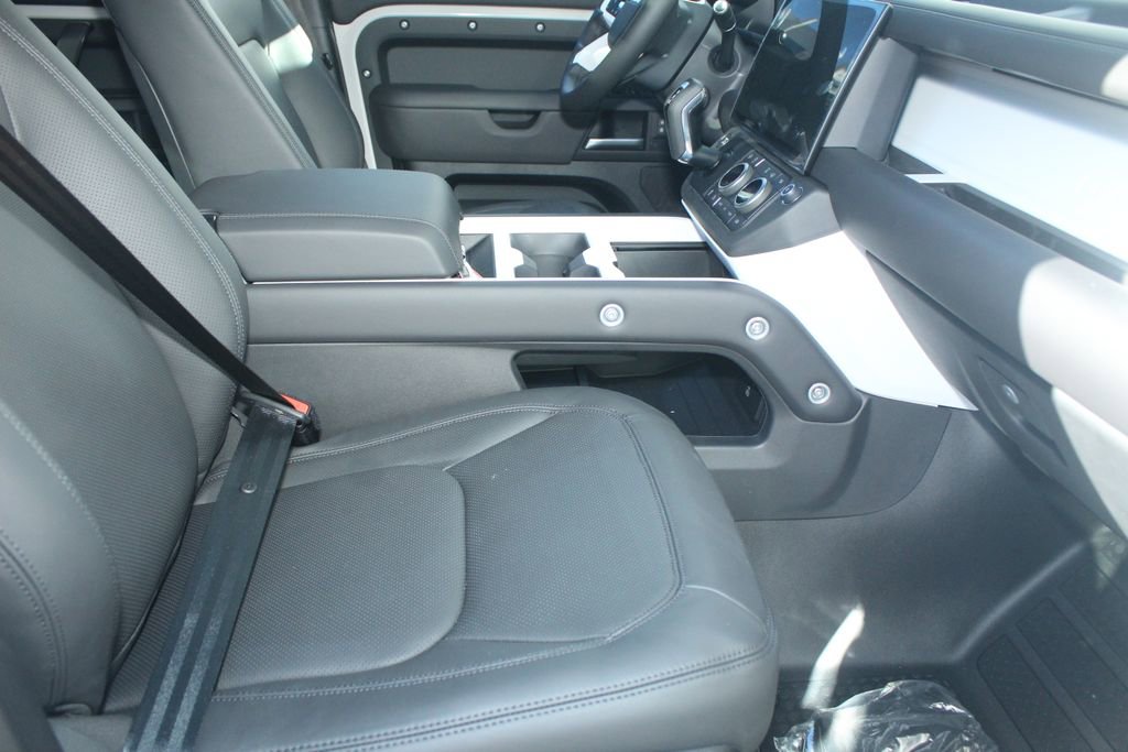 New 2026 Land Rover Defender 130 X-Dynamic SE image 3