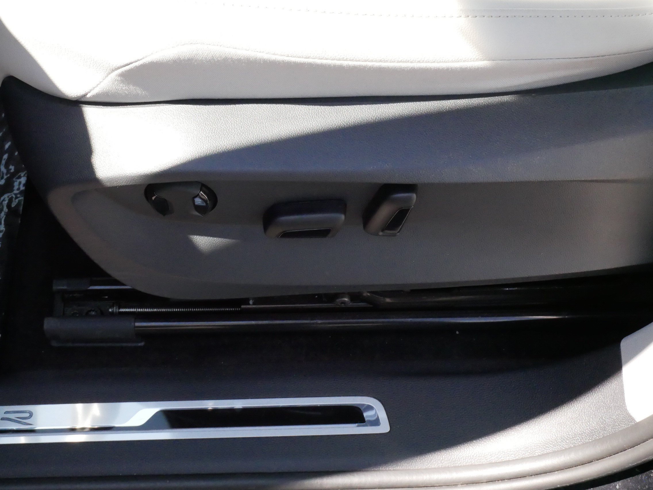 Certified 2024 Volkswagen Tiguan SE R-Line FWD image 20