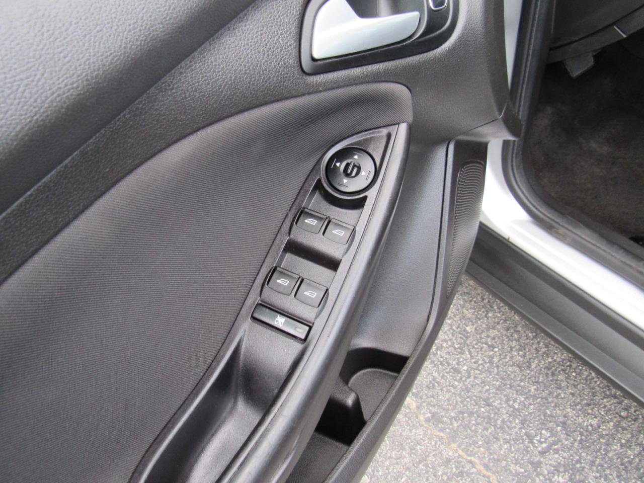 Used 2015 Ford Focus SE w/ Equipment Group 201A FWD image 13