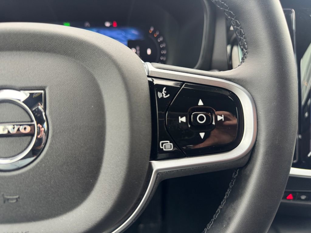 Used 2025 Volvo V60 B5 Cross Country Plus image 15