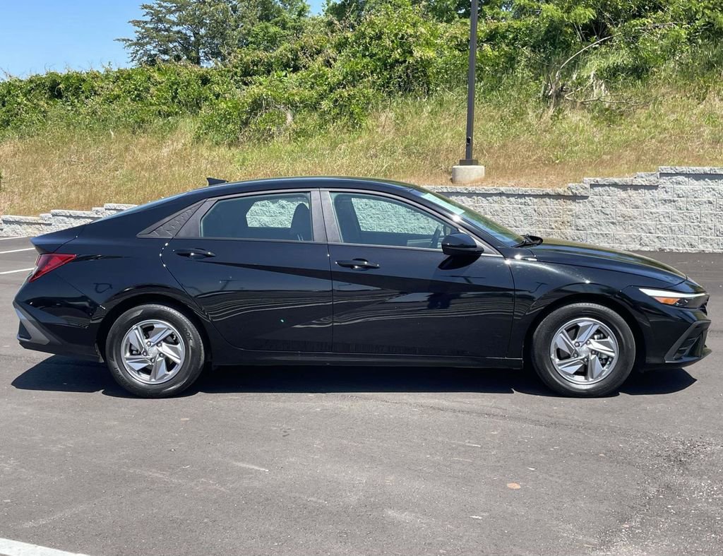 Certified 2024 Hyundai Elantra SE FWD image 2