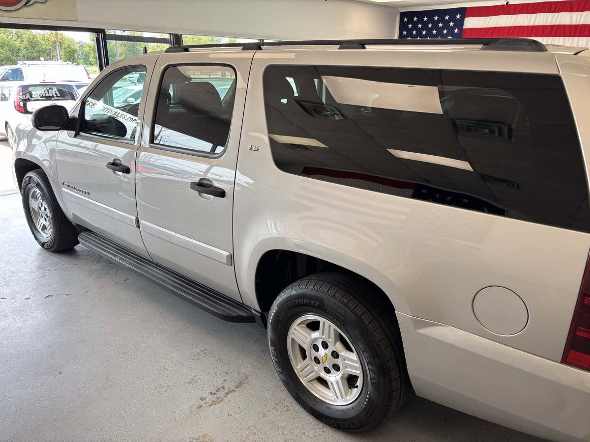 Used 2008 Chevrolet Suburban LS image 12