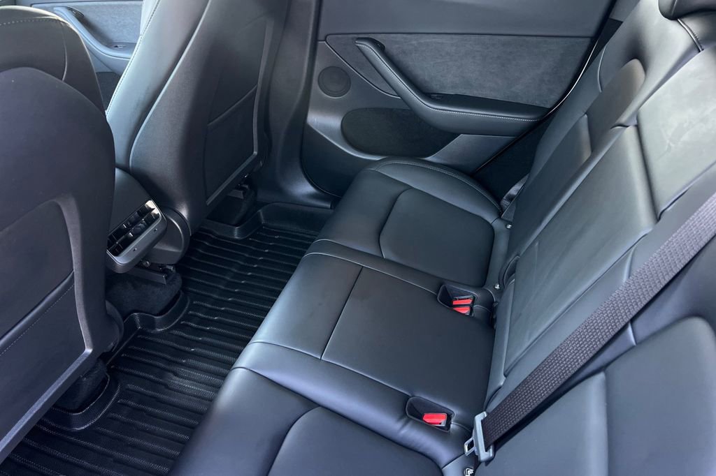 Used 2023 Tesla Model Y Performance image 15