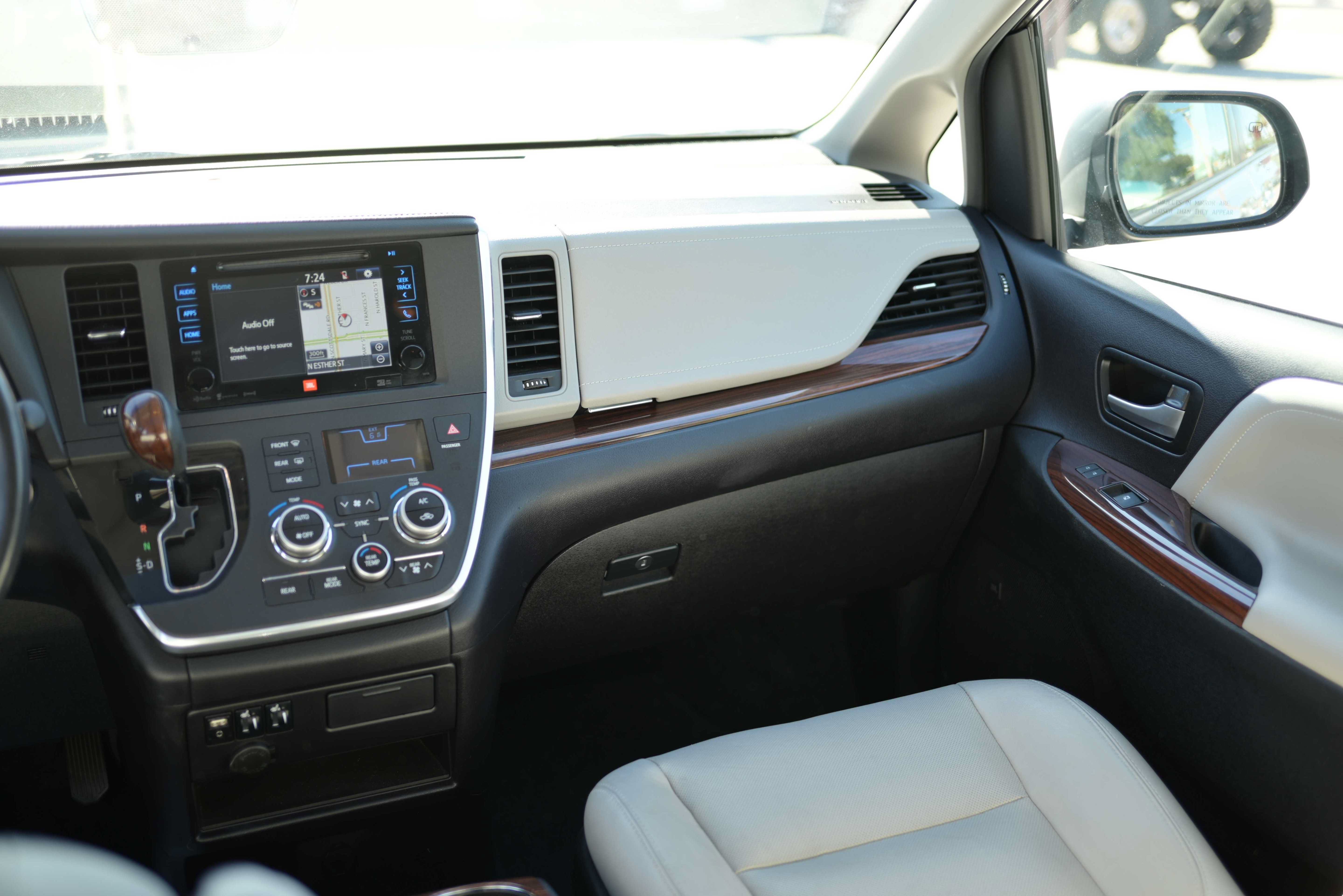 Used 2017 Toyota Sienna Limited FWD image 9