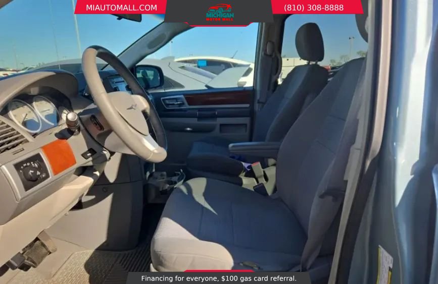 Used 2009 Chrysler Town & Country Touring image 7