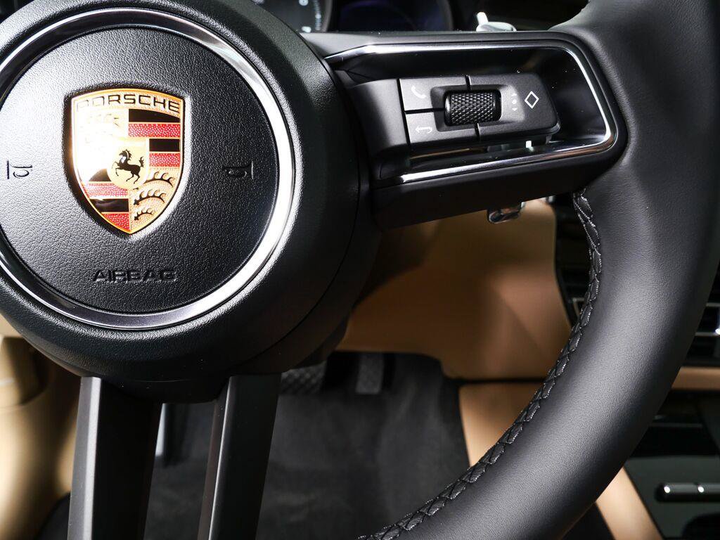 Certified 2026 Porsche Macan AWD/4WD image 11