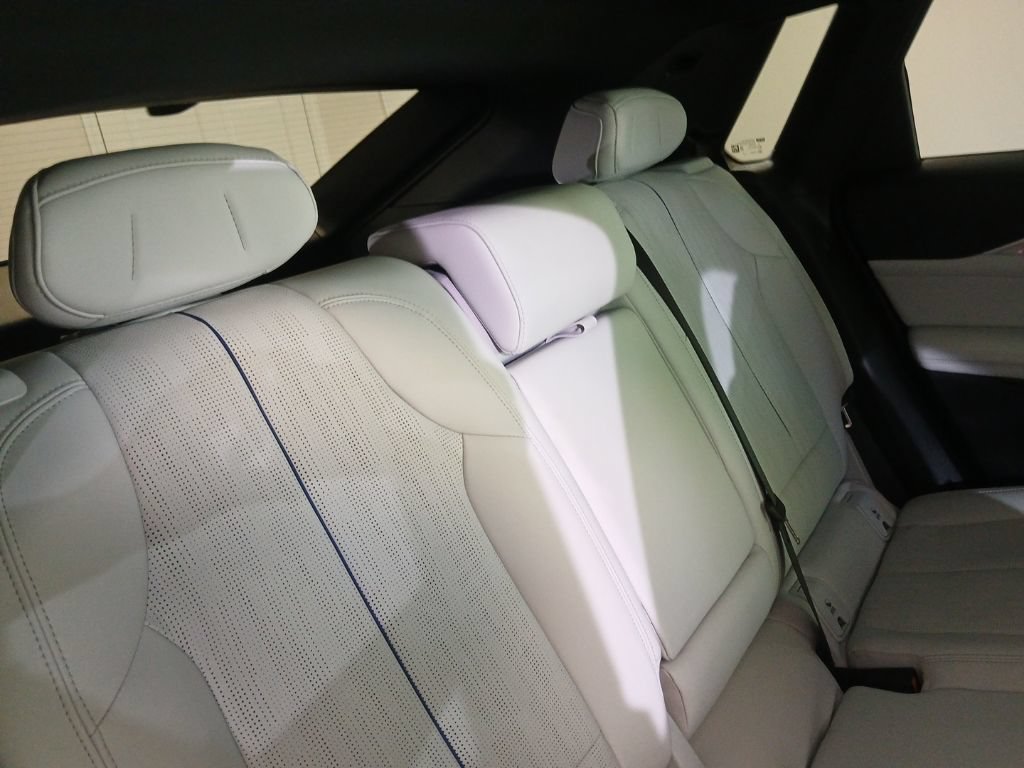 Used 2024 Cadillac Lyriq Luxury AWD/4WD image 14