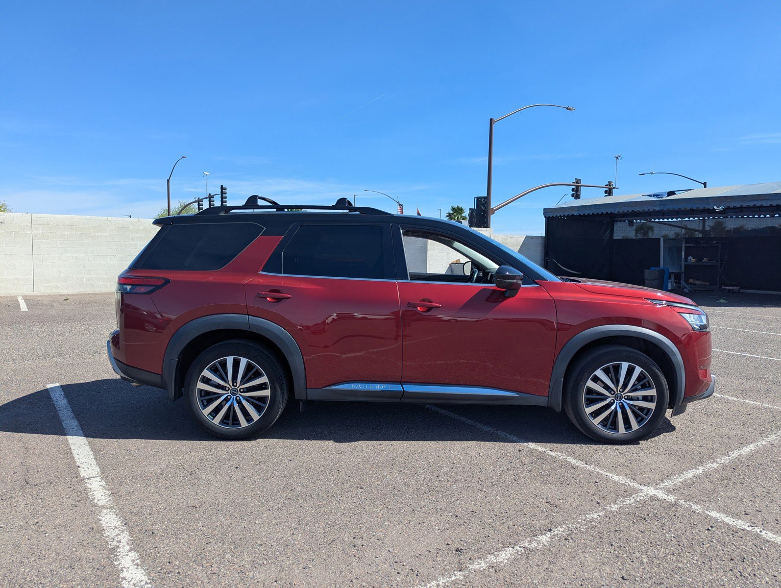 Used 2022 Nissan Pathfinder Platinum w/ Cargo Package image 5