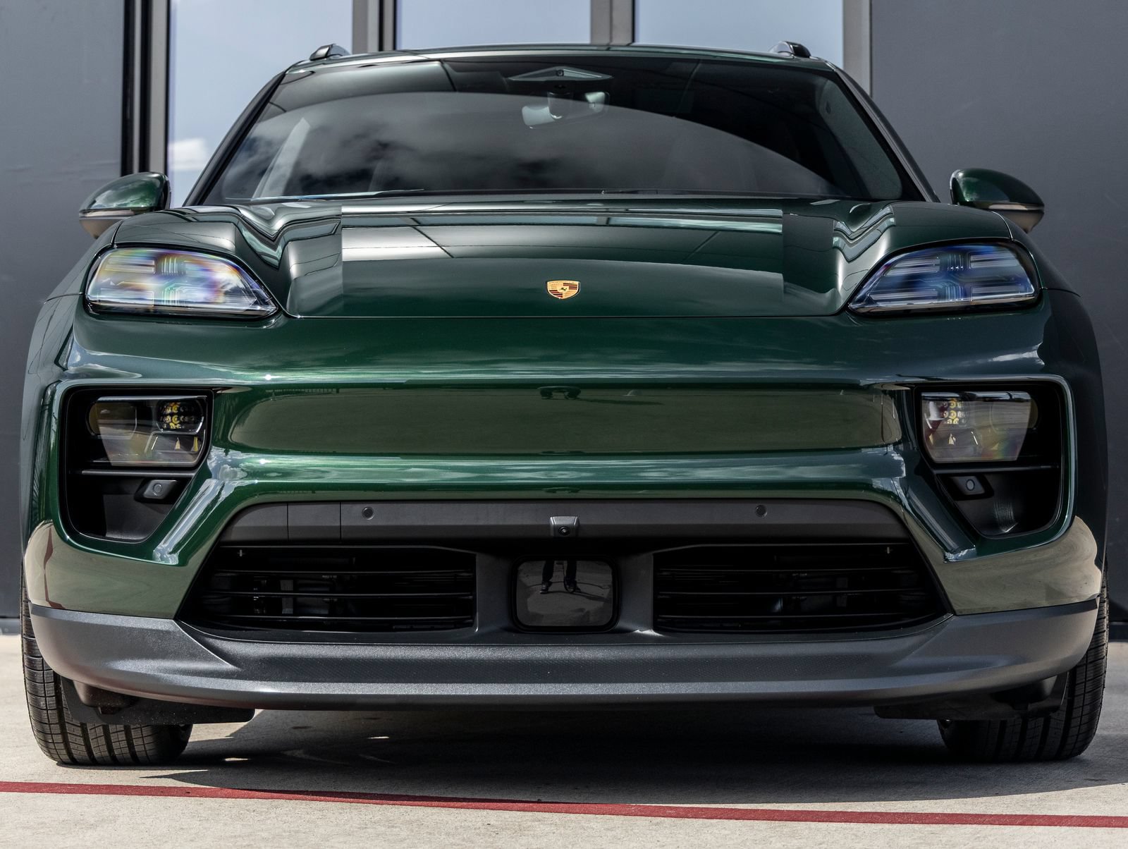 Certified 2025 Porsche Macan Electric RWD image 8