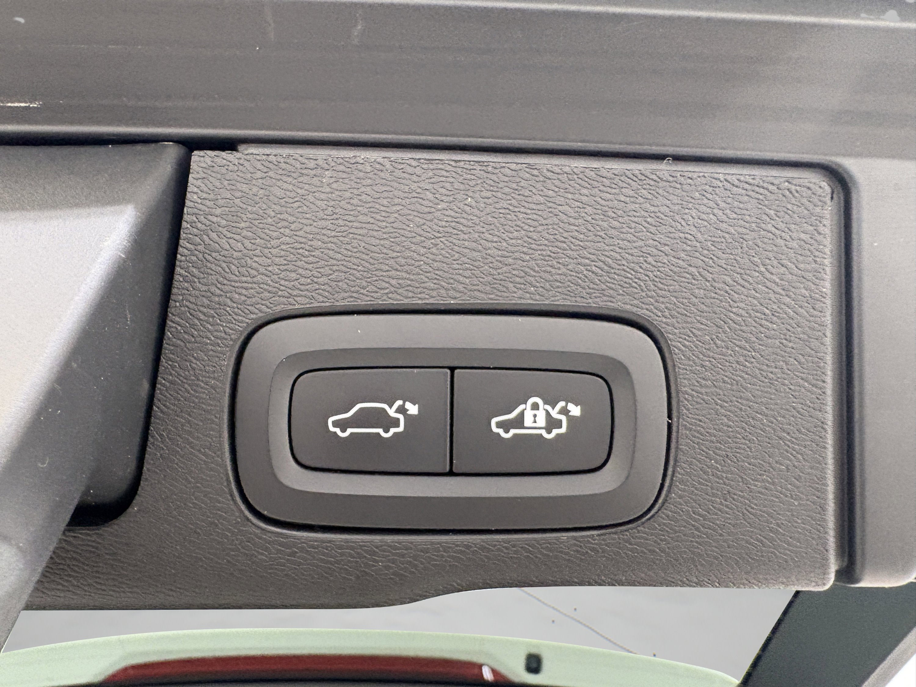 Used 2022 Volvo XC60 B5 Momentum image 18