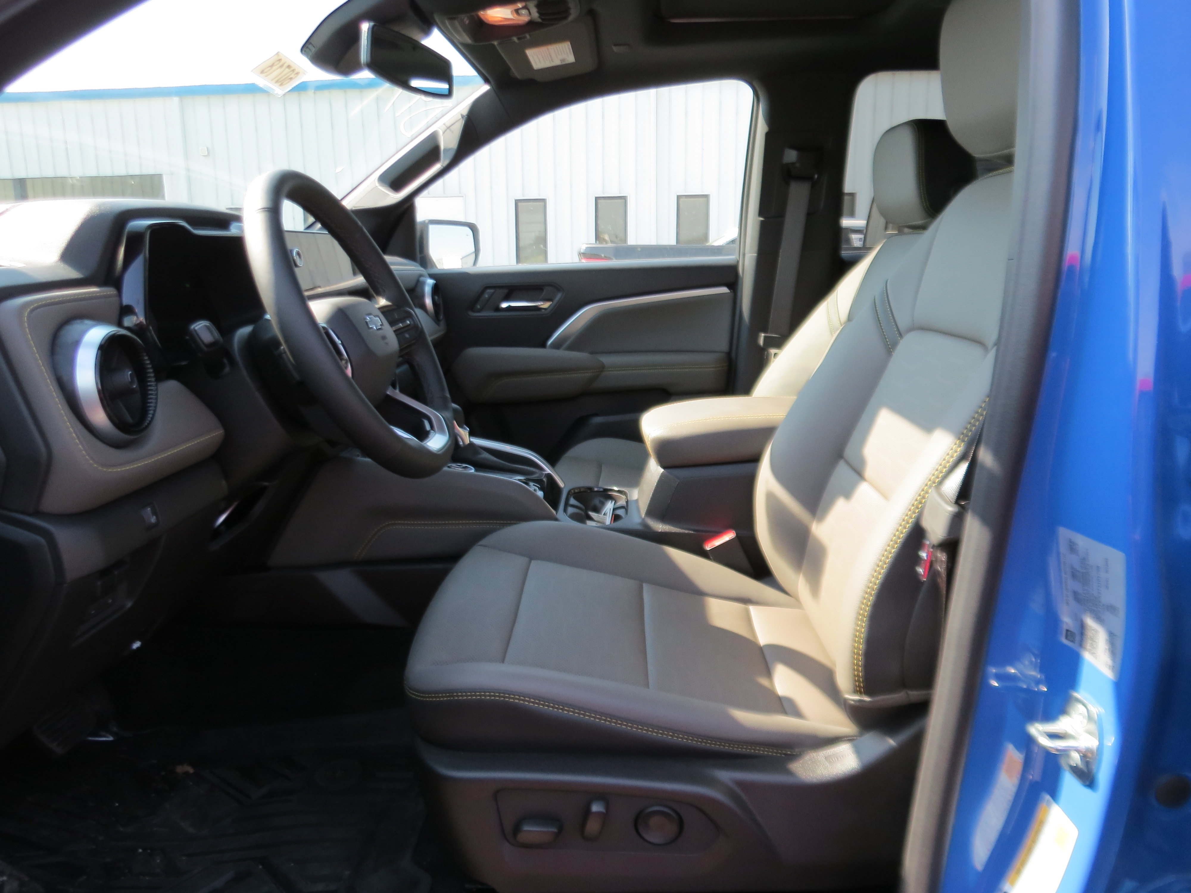 Used 2026 Chevrolet Colorado ZR2 w/ Technology Package AWD/4WD image 15