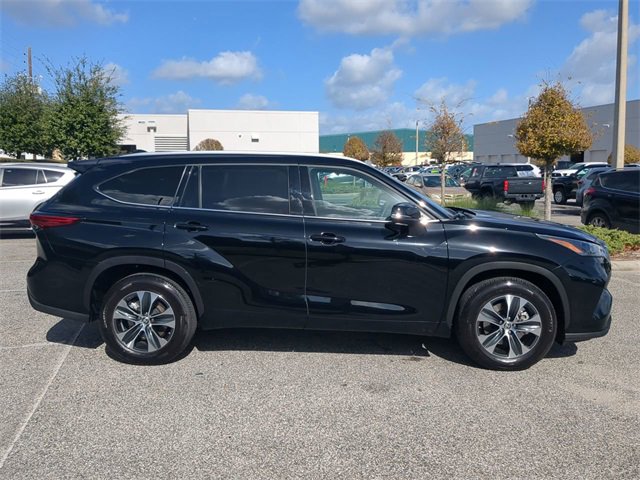 Certified 2022 Toyota Highlander XLE image 3