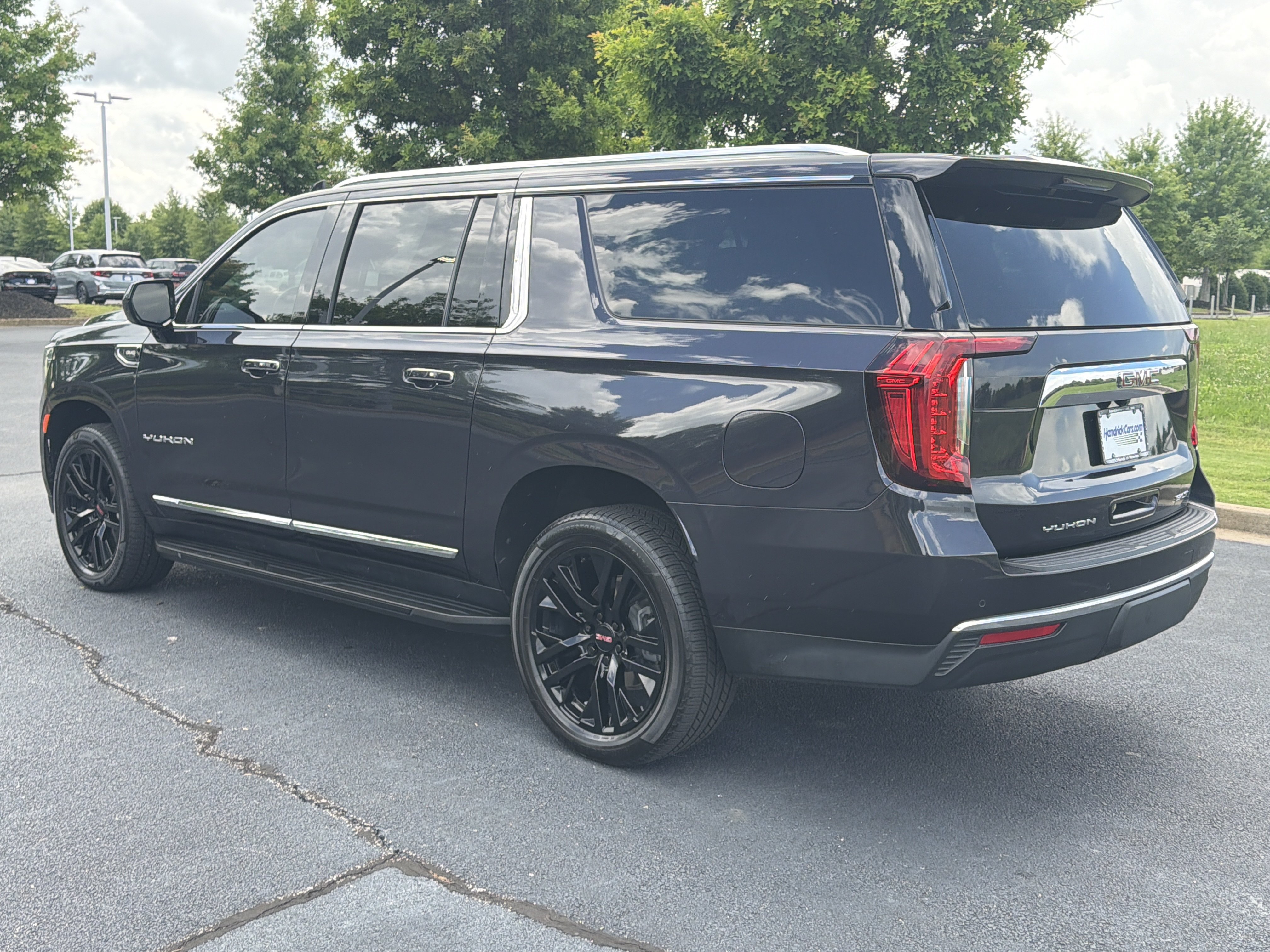 Used 2023 GMC Yukon XL SLT AWD/4WD image 7