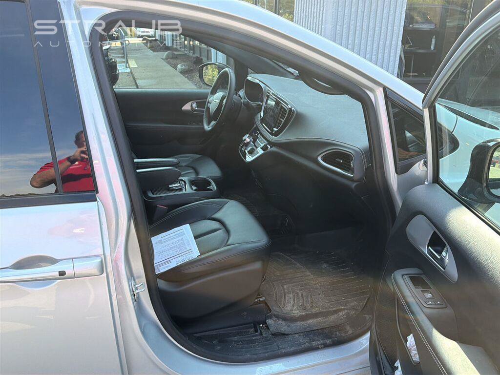 Used 2024 Chrysler Pacifica Touring-L w/ S Appearance Package AWD/4WD image 6