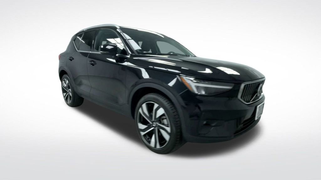 Used 2025 Volvo XC40 B5 Plus image 19