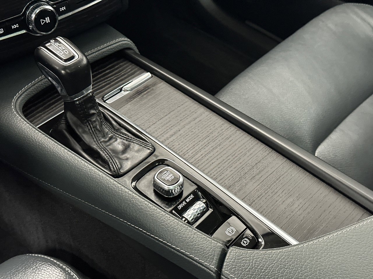 Used 2020 Volvo XC90 T6 Momentum w/ Protection Package Premier image 31