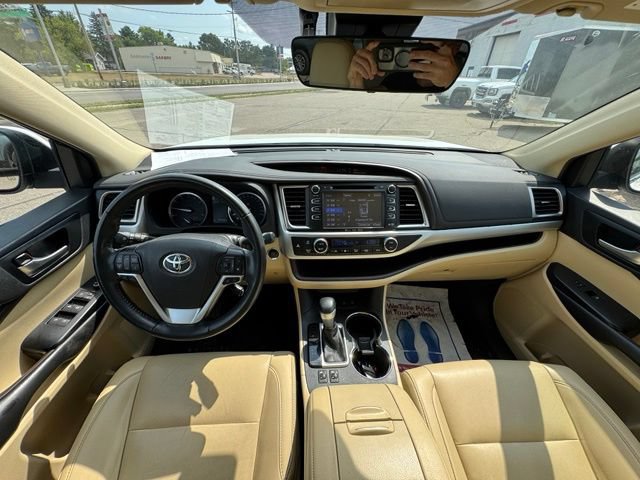Used 2019 Toyota Highlander XLE AWD/4WD image 16