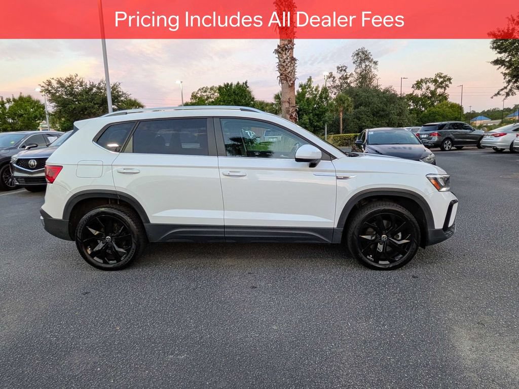 Used 2022 Volkswagen Taos SE w/ Panoramic Sunroof Package FWD image 3