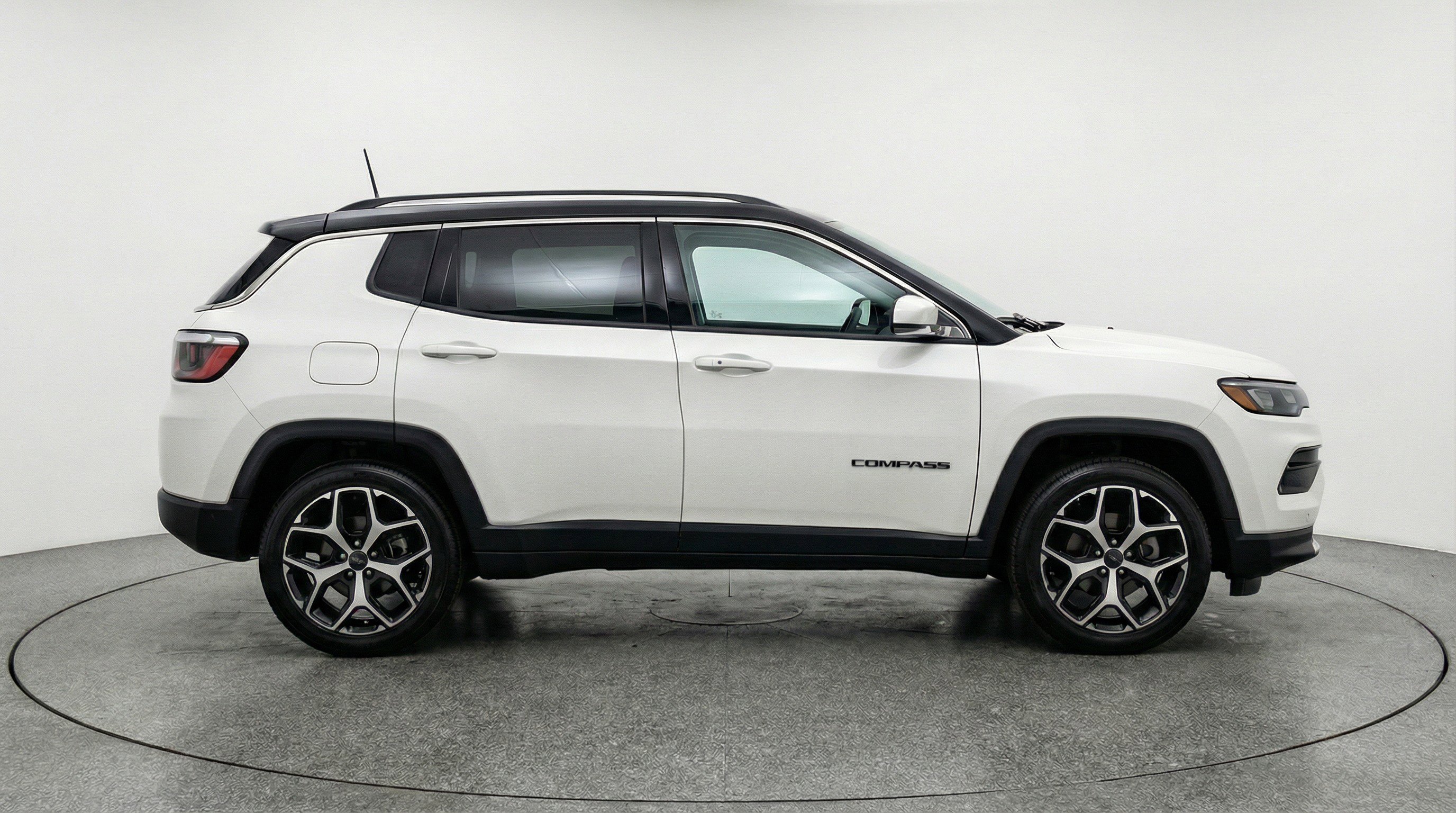 Used 2025 Jeep Compass Limited image 11