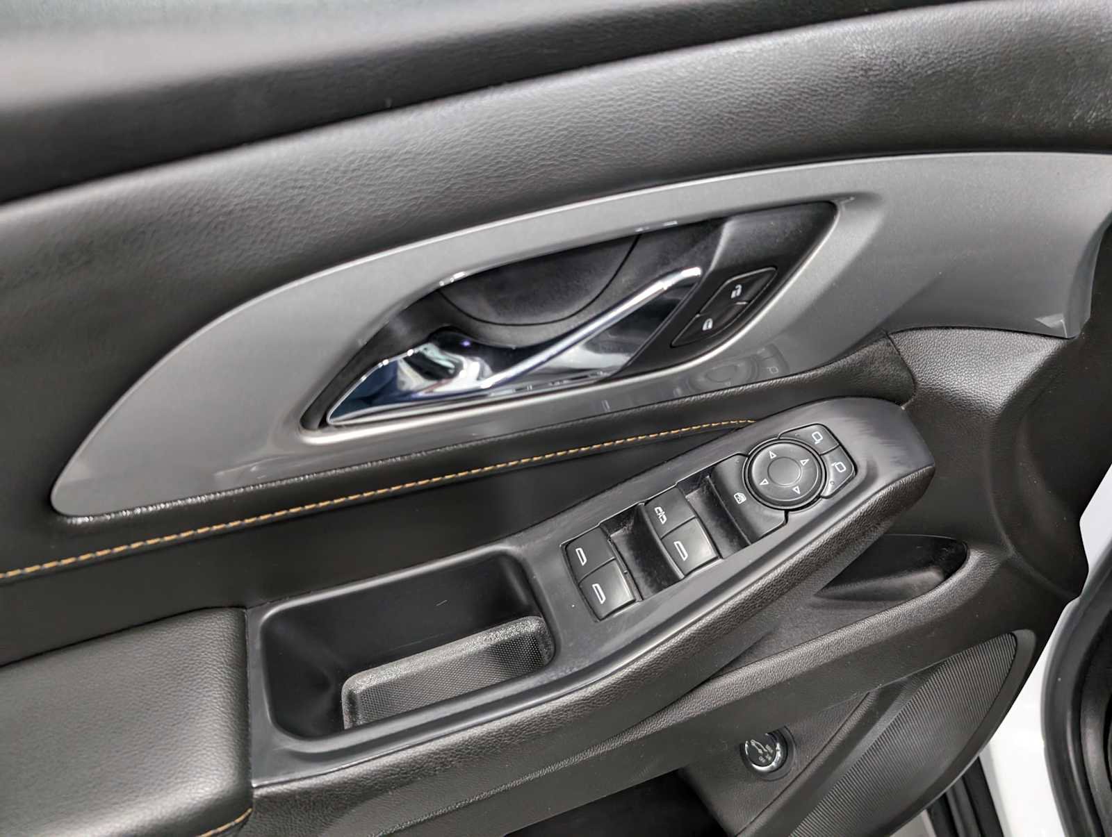 Used 2021 Chevrolet Traverse LT image 38